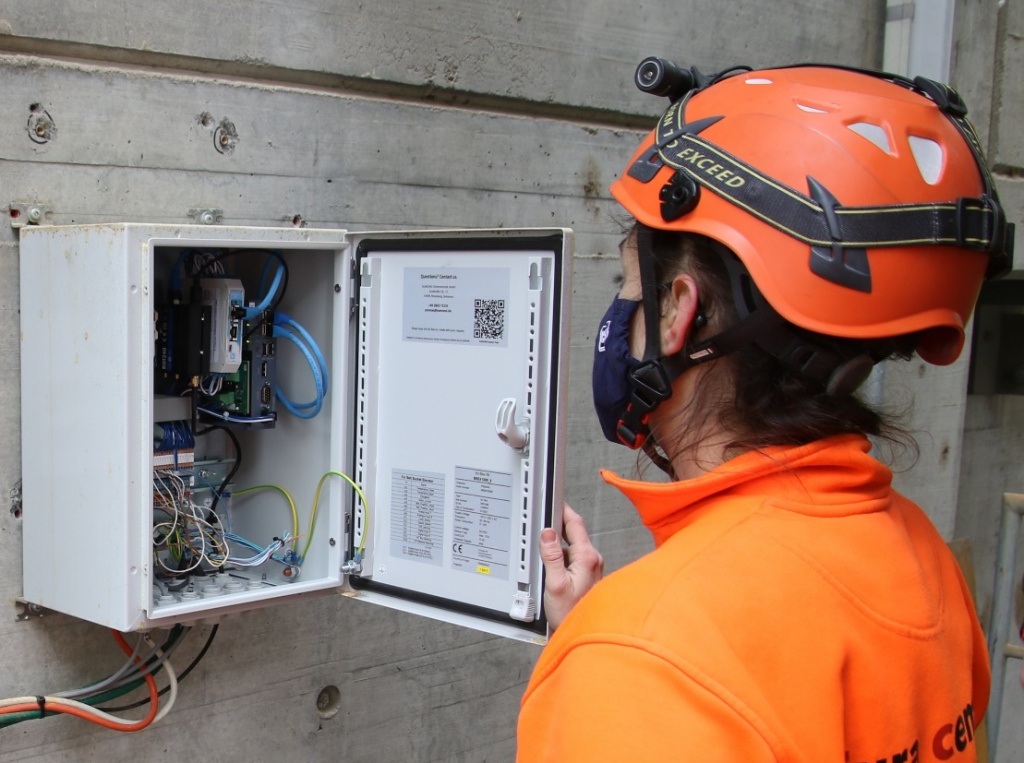 Рамона Келлер, руководитель отдела технического обслуживания Jura-Cement-Fabriken AG, проверяет блок IoT